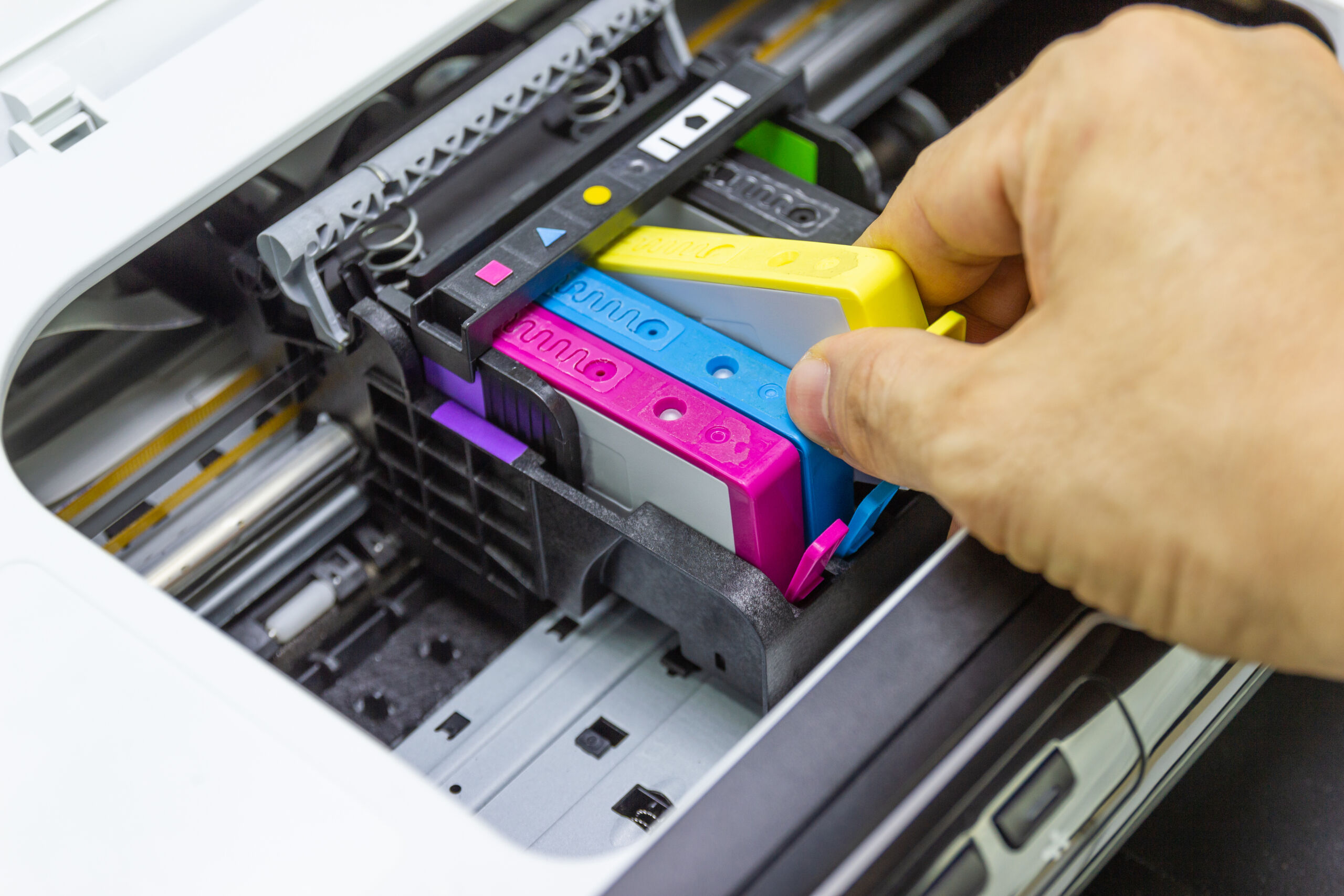 Technicians,Are,Install,Setup,The,Ink,Cartridge,Of,A,Inkjet